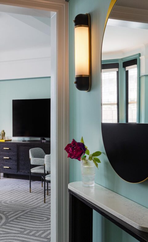 black round table with chairs
